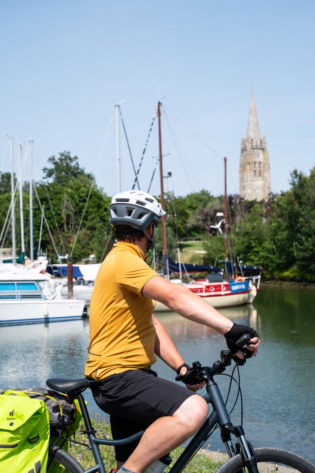 cycliste face au port