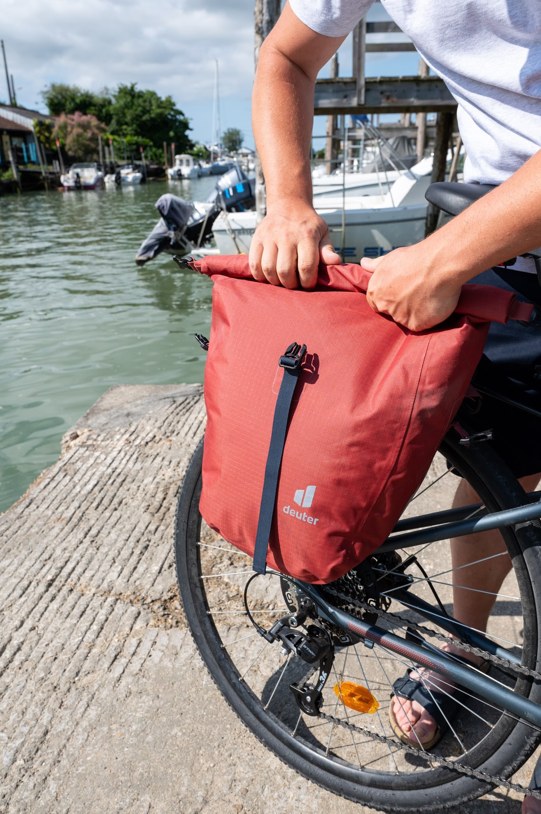 cycliste range sa sacoche sur son vélo