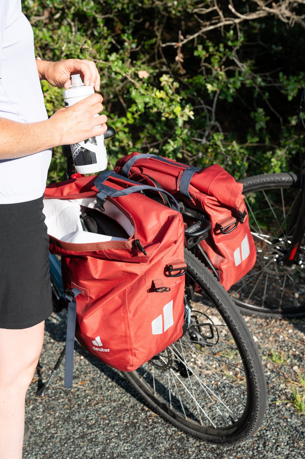 cycliste récupère sa gourde dans sa sacoche vélo