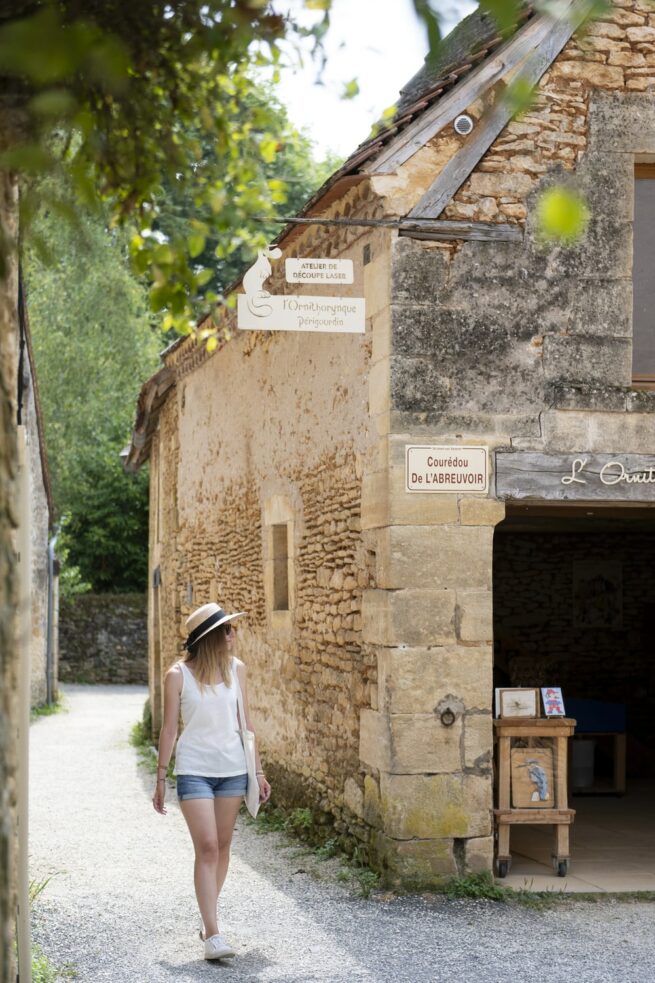 femme se balade dans une ruelle lascaux-dordogne-ete