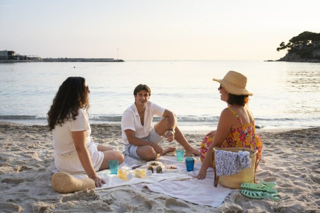 amis pique nique sur la plage