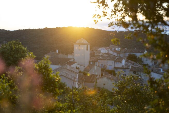 village au lever du soleil